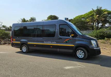 Force Urbania 17 Seater